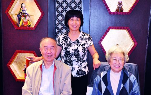 作者（中）與資中筠（右）、藍英年（左）先生合影