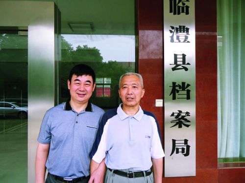 作者（左）與老館長合影