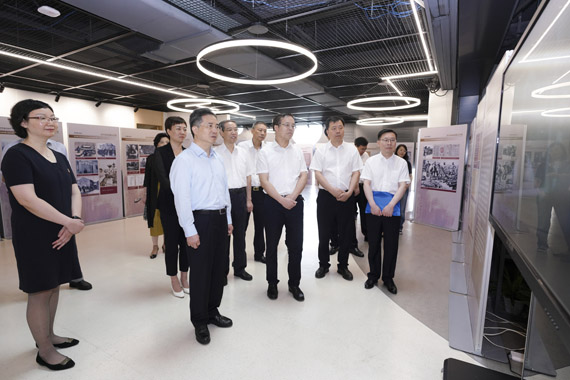 杭州市領(lǐng)導(dǎo)參觀杭州抗戰(zhàn)檔案史料展 法鑫 攝