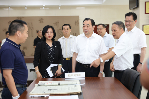 徐州市委書記周鐵根視察調(diào)研市檔案館工作 王鳳國 攝