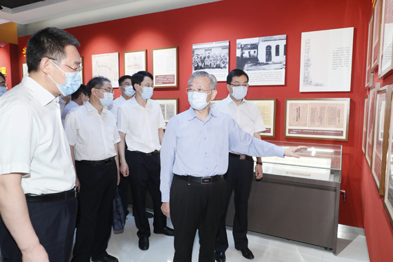 山東省委書記劉家義（右二）參觀展覽“‘不忘初心、牢記使命’主題教育檔案文獻展”