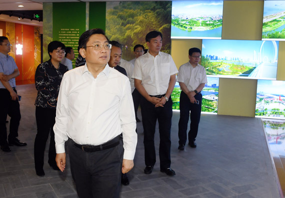 張敬華書記觀看南京市檔案館展覽