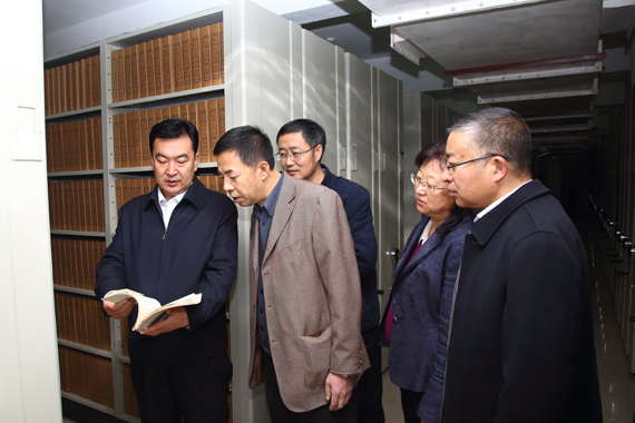自治區(qū)黨委常委、秘書長張院忠（左二）視察自治區(qū)檔案局 畢曉軍 攝