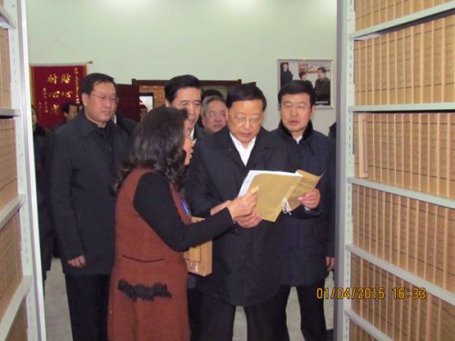陳政高（右二）參觀包頭市北梁棚戶區改造檔案室