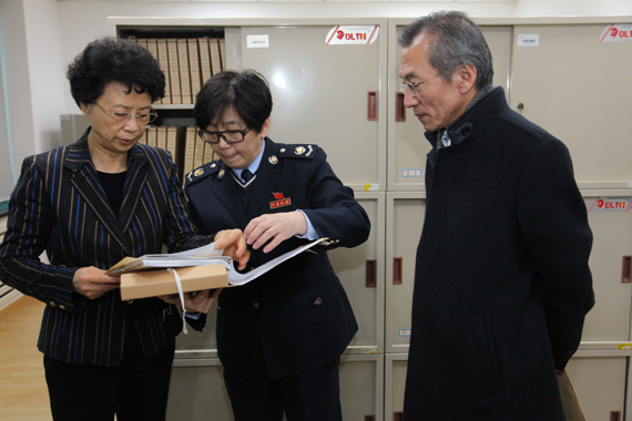 市人大副主任沈麗榮（左一）視察市地稅局中山分局 石險峰 攝