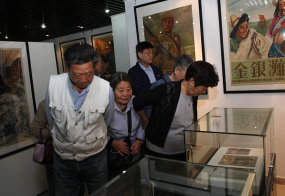 觀眾們仔細參觀紅色經典電影海報、電影創刊號展 孫良 攝