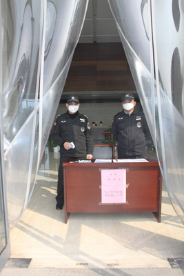 1、南京市檔案館大樓物業(yè)保安嚴(yán)正以待隨時對進(jìn)入大樓人員進(jìn)行體溫檢測