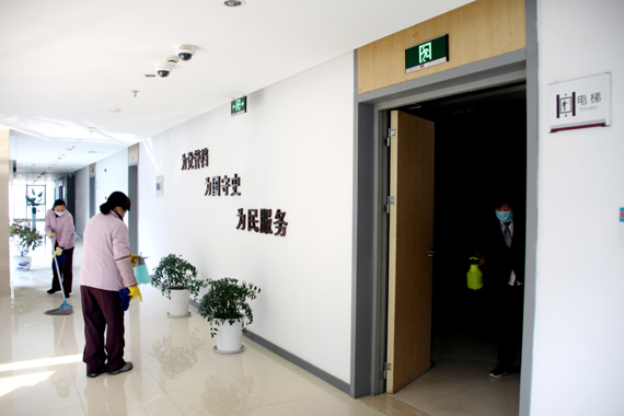 4、南京市檔案館大樓物業(yè)保潔人員在大樓內(nèi)部進(jìn)行消殺和衛(wèi)生保潔