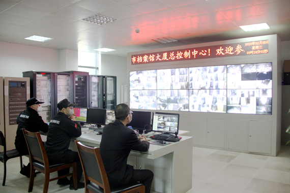 6、南京市檔案館大樓物業(yè)保安在總控室對大樓內(nèi)外進(jìn)行24小時全程監(jiān)控