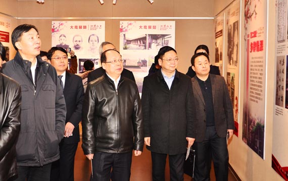 江蘇省檔案局局長陳向陽（左二）與南京市、淮安市有關領導參觀展覽。