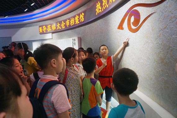 圖為小志愿者為參觀者做現場講解