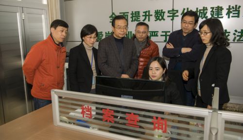 江蘇省檔案局副局長趙深（左三）查看太倉市建設檔案館查閱窗口