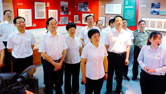 浙江省副省長(zhǎng)陳奕君參觀“不忘初心，牢記使命”主題教育檔案文獻(xiàn)展
