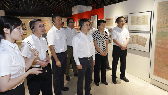 周江勇（右三）等領導參觀展覽