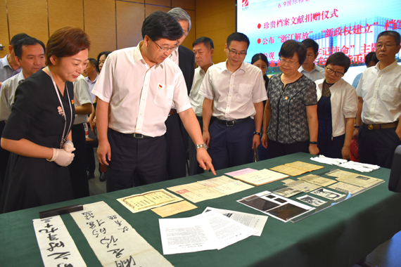 復件 復件 陳金彪（前排左二）觀看捐贈檔案 黃彥拍 攝