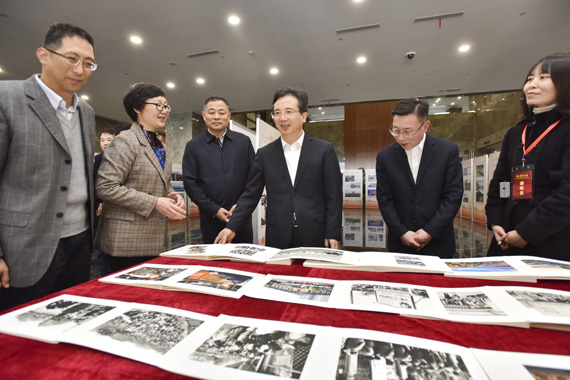 浙江省委常委、杭州市委書記周江勇（右三）觀看展覽 法鑫攝