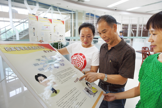 義烏市檔案局工作人員在觀看檔案管理違法違紀行為專題掛圖并討論相關法律知識  楊霄 攝