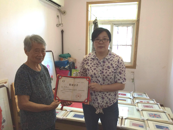 杭州市檔案局向何暉老人頒發捐贈證書