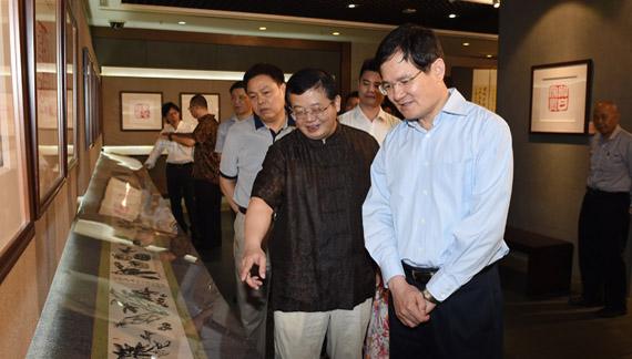 徐少華(居右者)參觀《走進廣東四大名山——區廣安詩書畫印藝術檔案展》。(劉宇韜攝)