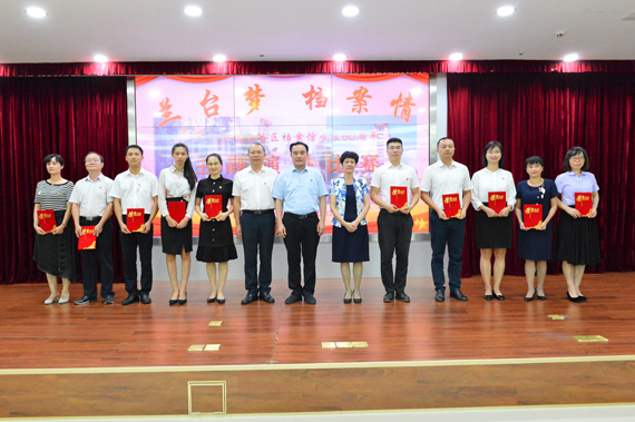 黎富文（中）、覃蘭花（右六）、農民智（左六）等館領導出席演講比賽并為選手們頒獎