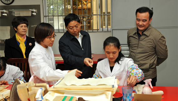 自治區黨委常委、秘書長、辦公廳主任王可（中）在自治區檔案局（館）長黎富文（右一）、副局（館）長覃蘭花
