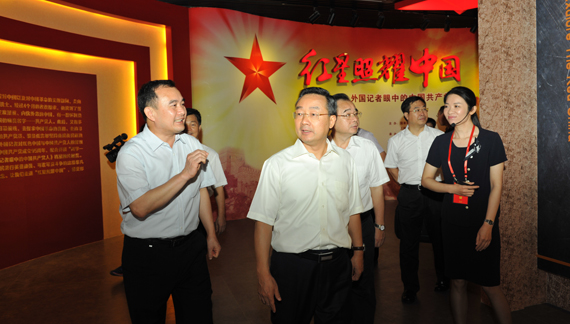 廣西壯族自治區黨委常委、常務副主席唐仁健（前排左二），自治區人民政府副秘書長黃勝杰（前排左三）在自治