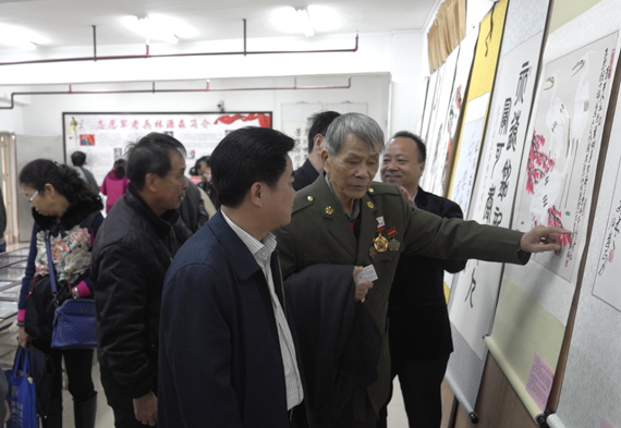 林老先生在向李勵(lì)興常委介紹捐贈的檔案