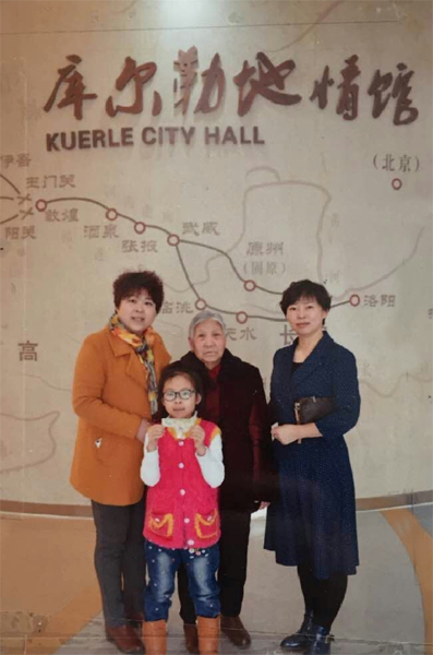 王嘉怡小朋友一家向市檔案館捐贈換糧柴油票