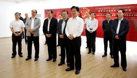 張春賢（左五）等領導在自治區檔案館參觀展覽