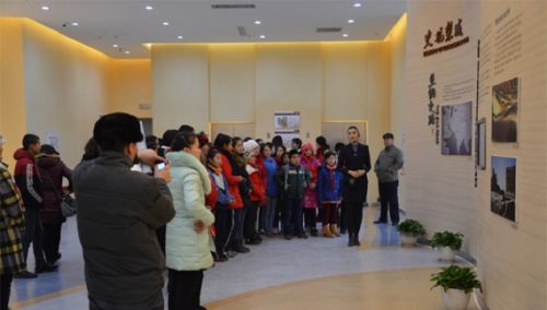 維語講解員在介紹庫爾勒地情館展廳內容