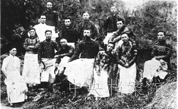 7.1916年8月，李大釗（前排左五）任晨鐘報主編時與編輯部同仁在中山公園合影。.jpg
