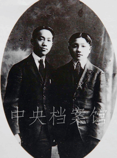 7．1921年3月，鄧小平（右）與鄧紹圣在法國合影。.jpg