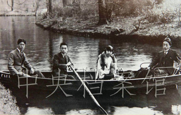 13．1922年，周恩來（左二）與劉清揚（右二）、張申府（右一）于德國合影。.jpg
