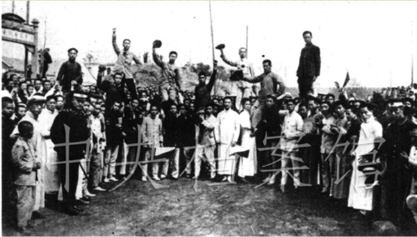11．北京高校被捕學生返校，受到熱烈歡迎。.jpg