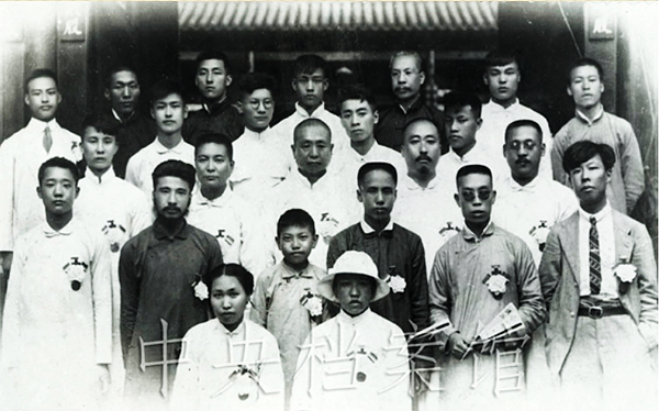 6．1920年7月，覺悟社成員合影。第4排右2為周恩來。.jpg