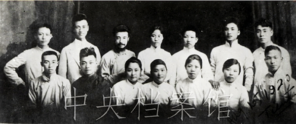 7．1920年，覺悟社成員合影。后排右1為周恩來，前排右3為鄧穎超。.jpg