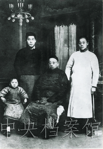 1．利群書社創(chuàng)辦者惲代英（右一）同家人合影。.jpg