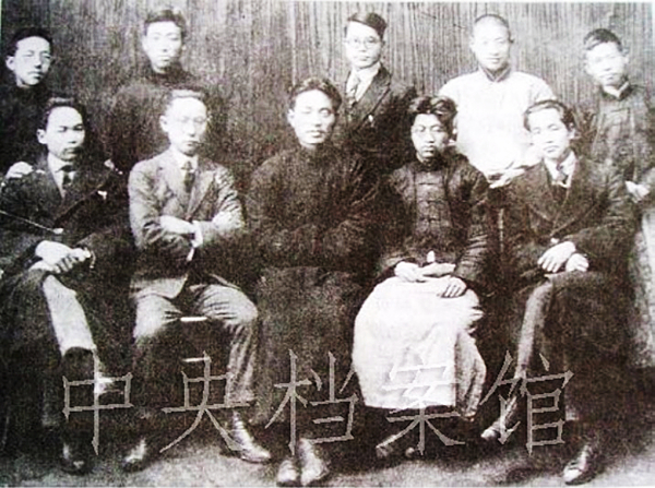 8．1924年3月下旬，惲代英（后排右二）參加中國社會主義青年團(tuán)擴大的二屆二中全會期間合影。.jpg