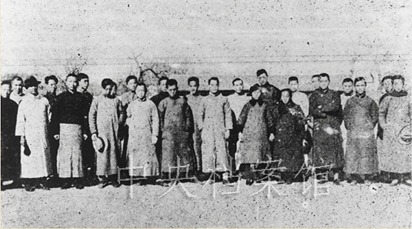 1．1921年，北京大學(xué)馬克思學(xué)說研究會(huì)會(huì)員合影。.jpg