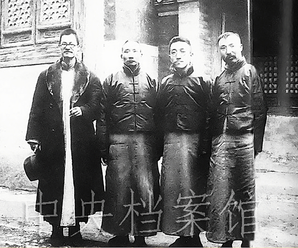2．李大釗（右一）與北京大學(xué)校長(zhǎng)蔡元培（右三）和北京大學(xué)教授胡適 （右二）、蔣夢(mèng)麟（右四）在一起。.jpg
