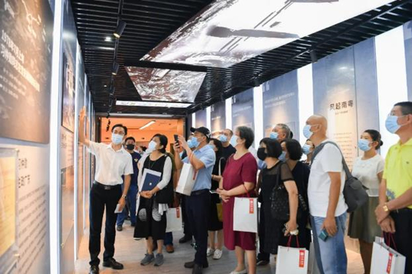 市檔案館副館長黃俊琳親自為捐贈者代表解讀展覽內容.jpg