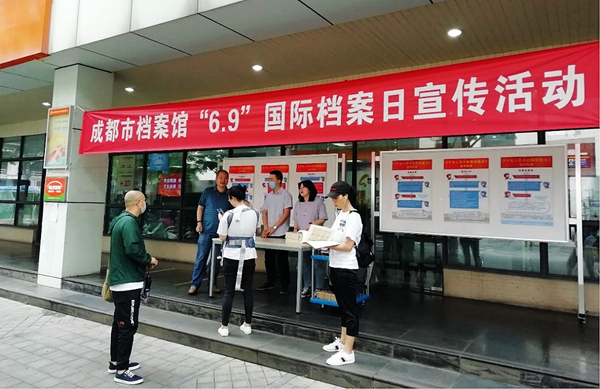 檔案館工作人員介紹《檔案法》并向市民贈送檔案文創(chuàng)產(chǎn)品.jpg