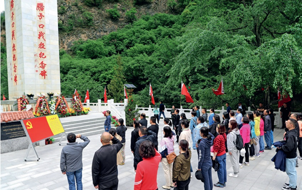 甘肅省檔案館開展紅色踐學活動，黨員在臘子口戰役紀念碑前重溫入黨誓詞.jpg