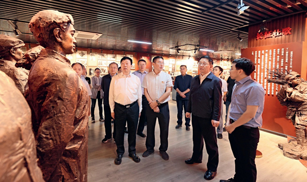 云南省委副書記、省長王予波（右二），省委常委、昆明市委書記程連元（左一）到昆明市第一中學(xué)參觀展館_副本.jpg
