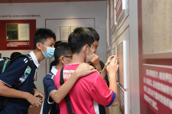 學生們認真查看圖片檔案，了解檔案背后的故事.jpg