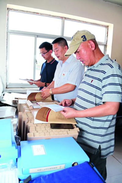 遼寧省檔案館駐阜新市彰武縣三臺子村扶貧工作隊隊員整理脫貧攻堅檔案資料.jpg