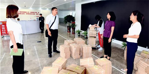 河北省張家口市冬奧辦工作人員向市檔案館移交檔案.jpg
