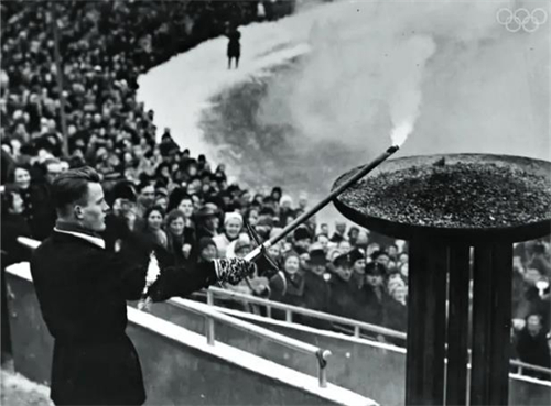 1952年挪威奧斯陸冬奧會開幕式上，奧運圣火首次在冬奧會點燃.jpg