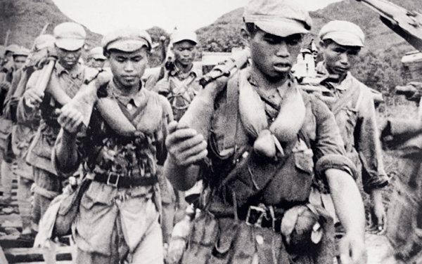 肩扛步槍、身挎米袋的二野戰士.jpg