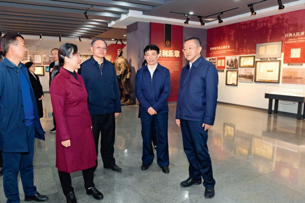 江西省委常委、省委秘書長史文斌（右一）到省檔案館走訪調(diào)研（冷敏劍 攝）.jpg